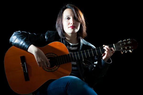 Гарненька жінка грає гітару — стокове фото