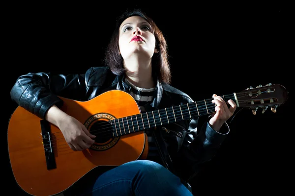 Όμορφη γυναίκα παίζει κιθάρα — Φωτογραφία Αρχείου