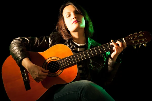 Csinos nő játszott gitár — Stock Fotó