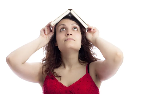 Jenta med en bok på hodet. – stockfoto