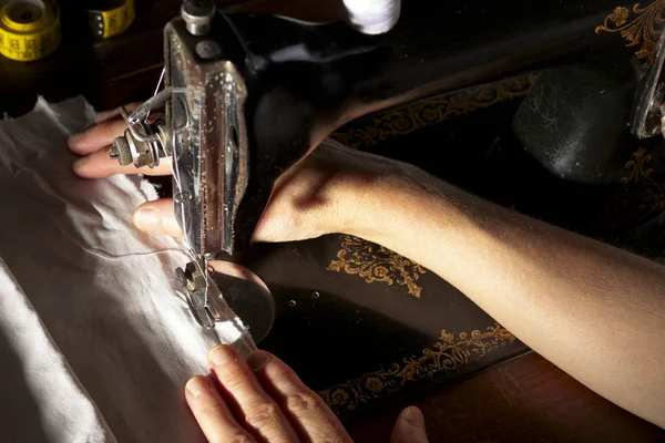 Manos con máquina de coser — Foto de Stock