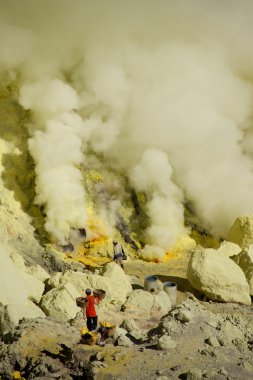 Volkan Ijen'de içindeki kükürt maden işçileri
