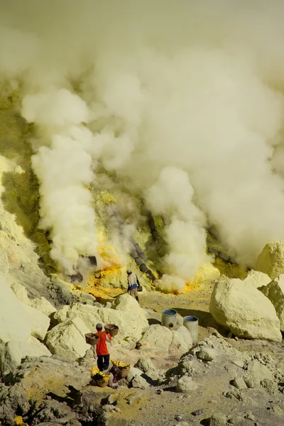 Lavoratori estrazione dello zolfo all'interno del vulcano Ijen — Foto Stock