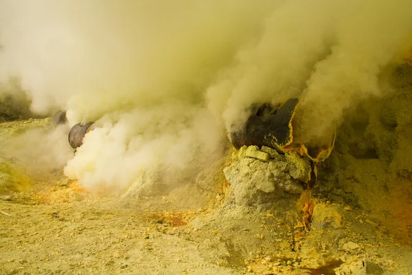 Roken in zwavel mijne op vulkaan ijen — Stockfoto