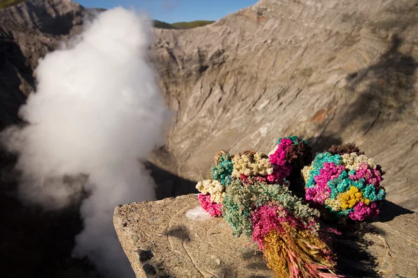 鲜花作为祭品在山溴的火山口 — 图库照片