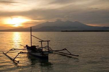 Sunrise volkan rinjani ile balıkçı teknesi, lombok üzerinde