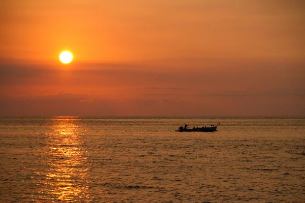 Bateau de pêche au coucher du soleil — Photo