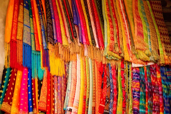 Farbenfrohe Stoffe für Sarong, Bali — Stockfoto