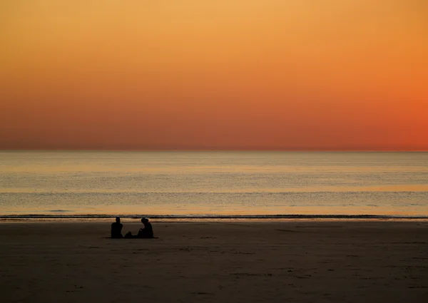 Romantische zonsondergang op het strand — Stockfoto