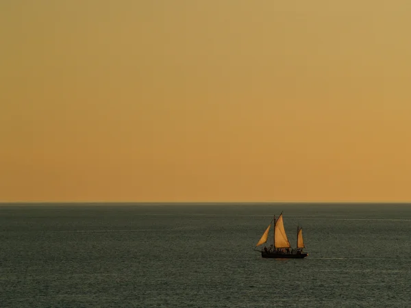 Puesta de sol en la playa con barco — Foto de Stock
