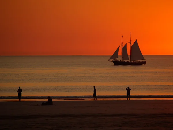 Solnedgång på stranden med båt — Stockfoto