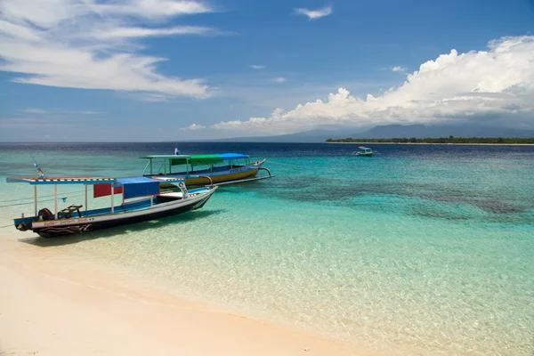 Barcos na praia paradisíaca e mar na ilha, Ilhas Gili Fotografias De Stock Royalty-Free