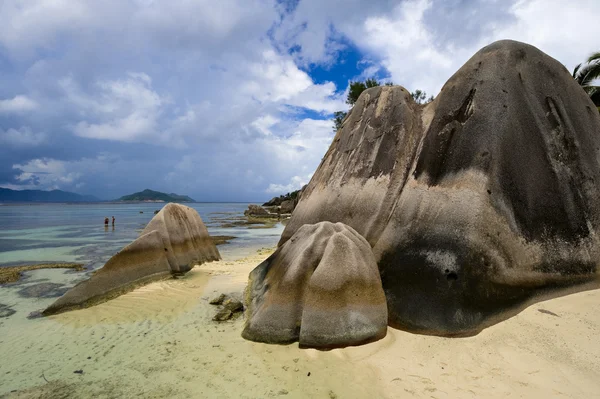 De rotsen, de hemel en het strand — Stockfoto