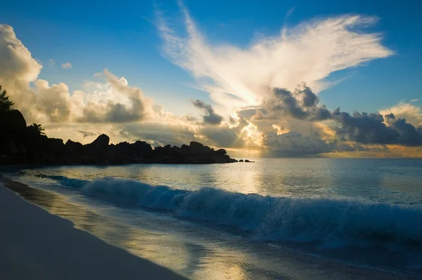 Океанічні хвилі і схід сонця — стокове фото