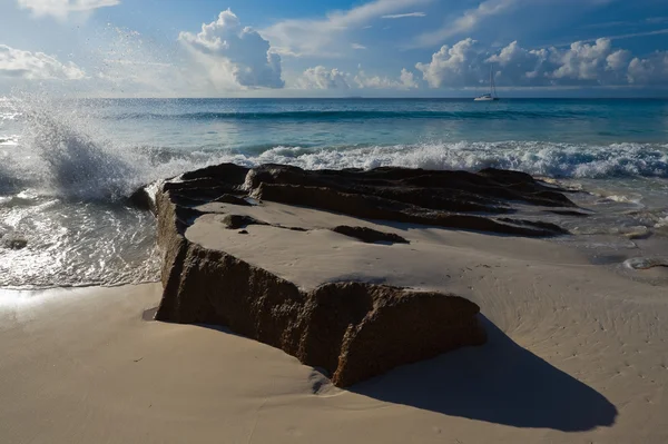 Une plage sauvage sur l'île de La Digue — Photo