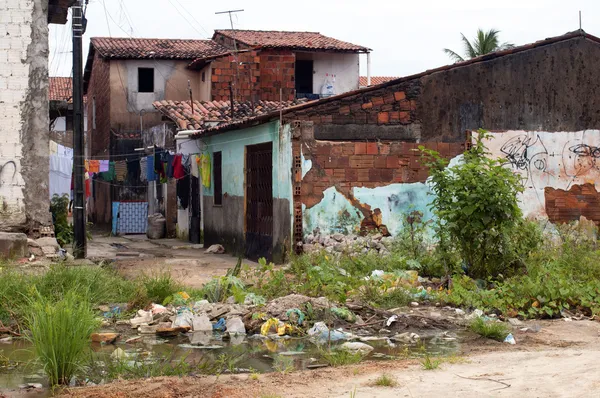 Favela: ubóstwo i zaniedbywania dzieci — Zdjęcie stockowe