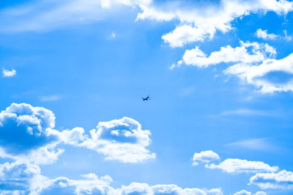 Samolot w magiczny niebo. — Zdjęcie stockowe