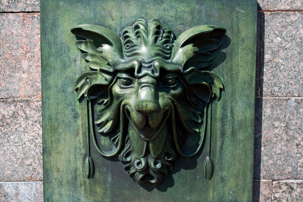 Маска из древнего гранита
.