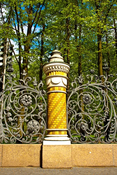 色の柱と鉄の彫刻が施された扉. — ストック写真
