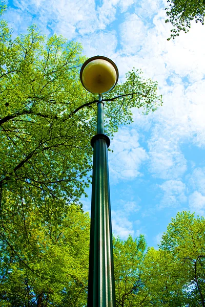 Alta bela lanterna no jardim — Fotografia de Stock