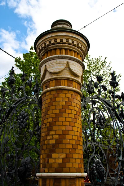 色の柱と鉄の彫刻が施された扉. — ストック写真
