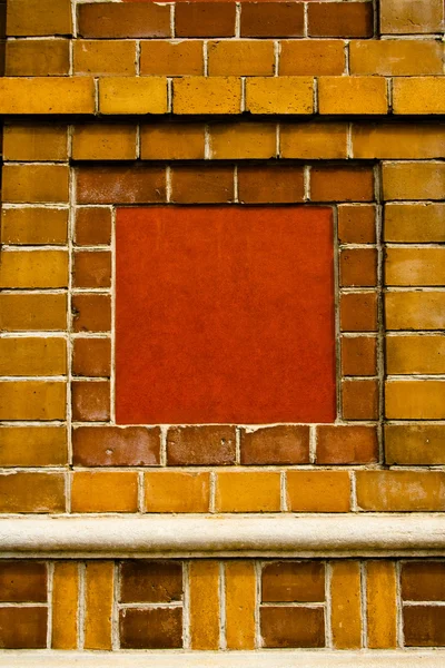 Quadrato rosso su sfondo vecchio muro colorato . — Foto Stock