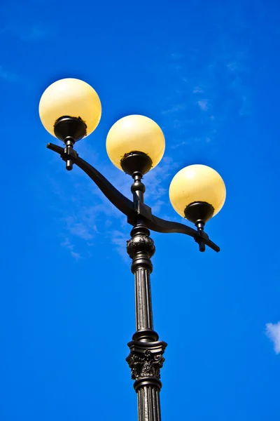 Hoge prachtige lantaarn op de hemel. — Stockfoto