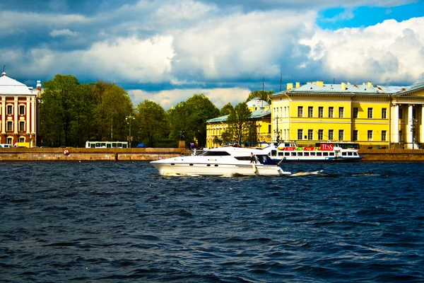 Râul Limpid Neva înconjurat de arhitectură maiestuoasă . — Fotografie, imagine de stoc