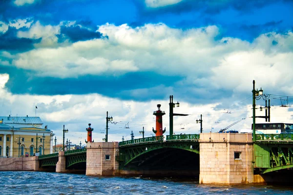 Лимпидная река Нева в окружении величественной архитектуры и большого моста .. — стоковое фото