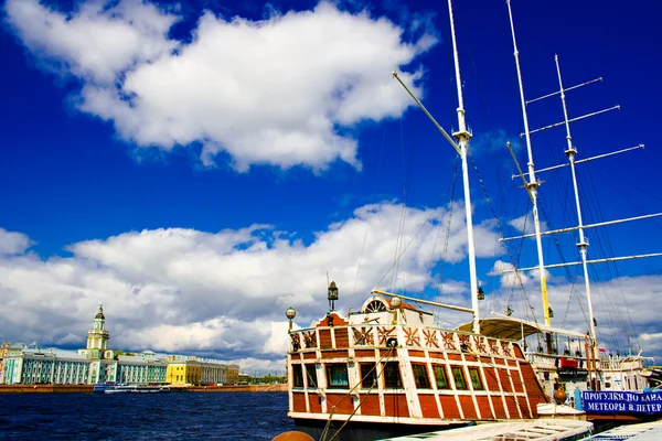 A beautiful ship with white mast on the Neva River. — Stock Photo, Image