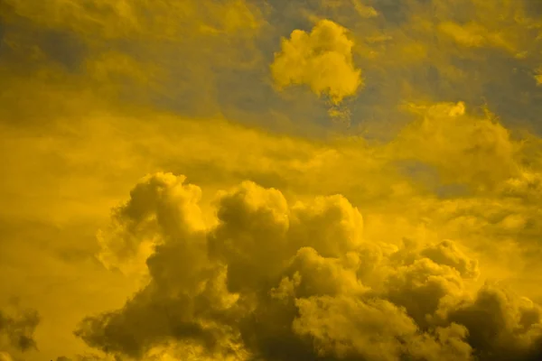 Ciel jaune magique . — Photo