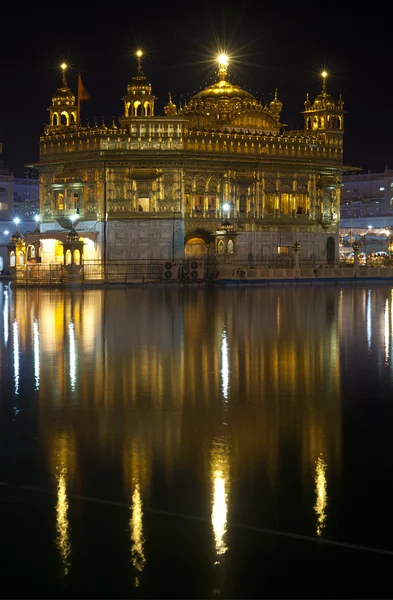 Gouden Tempel bij nacht, amritsar, india — Stockfoto