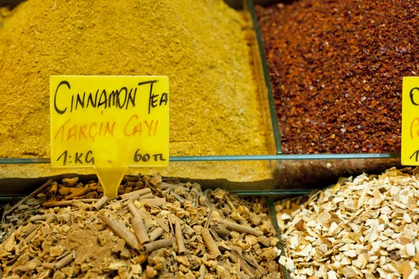 Thee en specerijen tentoongesteld in spice bazaar, istanbul, Turkije — Stockfoto