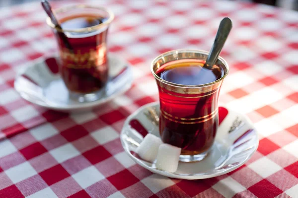 伝統的な茶碗のトルコのお茶 ストック画像