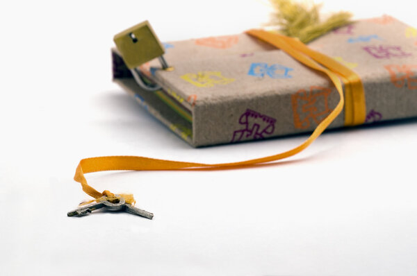 Бумажный дневник ручной работы с замком и ключом
