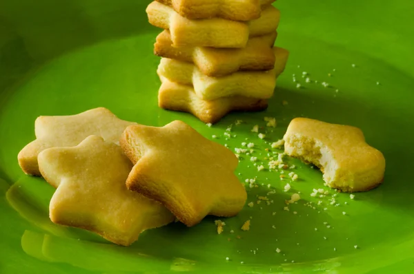 녹색 접시에 쿠키 스톡 사진