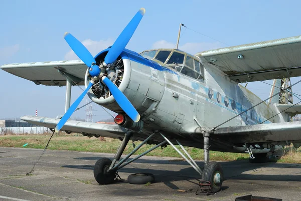 Staré rozbité letadlo — Stock fotografie