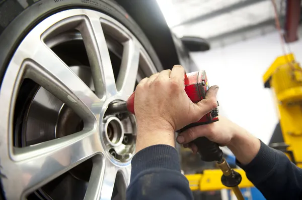 Service pneus chez Mechanic Images De Stock Libres De Droits