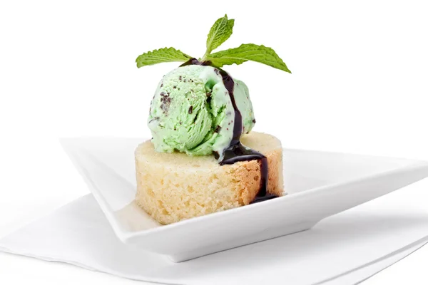 Mint Ice Cream on Pound Cake — Stock Photo, Image