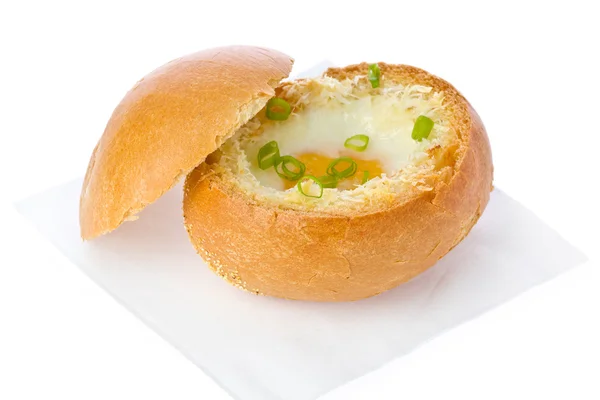 Vejce v míse chleba — Stock fotografie
