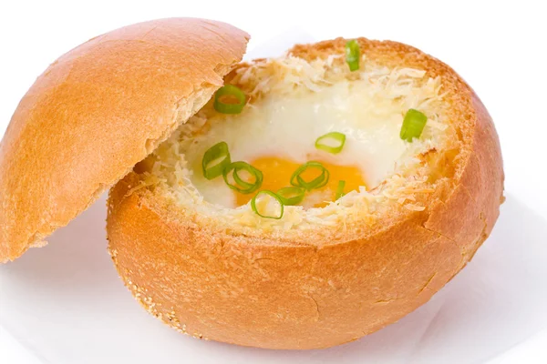 Яйцо в миске с хлебом — стоковое фото