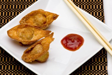 Kızarmış wontons plaka üzerinde