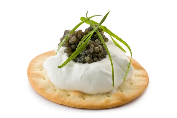 Canapés con caviar y crema Fraiche — Foto de Stock