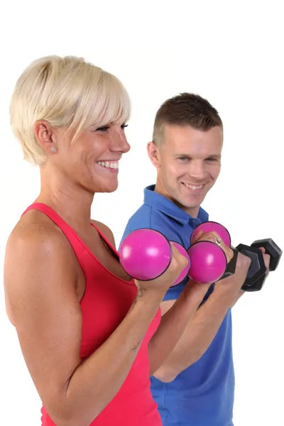 Femme séduisante avec son entraîneur de fitness personnel — Photo