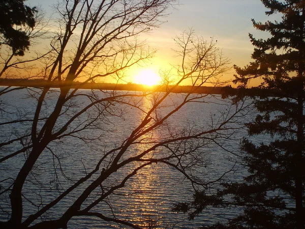 Ηλιοβασίλεμα πάνω από λίμνη — Φωτογραφία Αρχείου