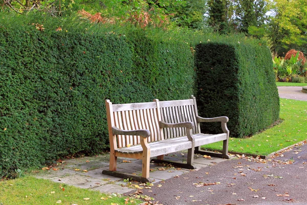 Bankje in het park — Stockfoto