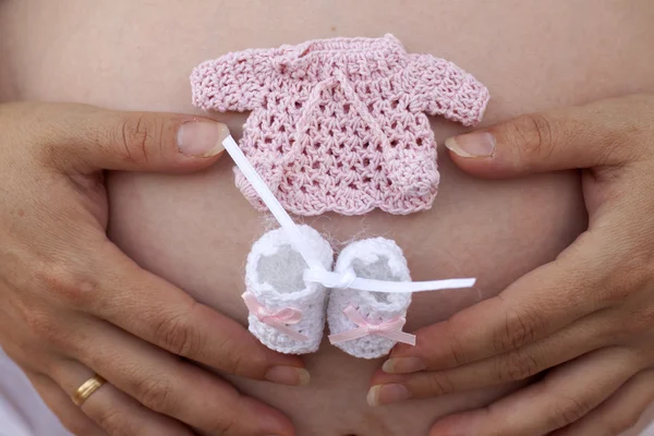 Mujer embarazada con calcetines y chaqueta —  Fotos de Stock