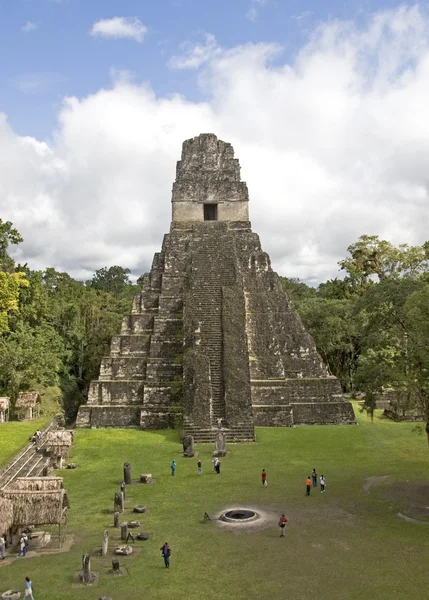Jaguar Pirámide en el cielo nublado, la pirámide más grande de Tikal, Guatemala —  Fotos de Stock