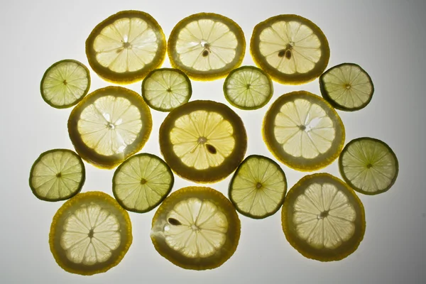 Лимонні скибочки на білому фоні — стокове фото