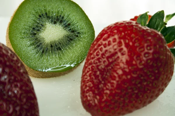 Färska skivade?? Kiwi med jordgubbar — Stockfoto